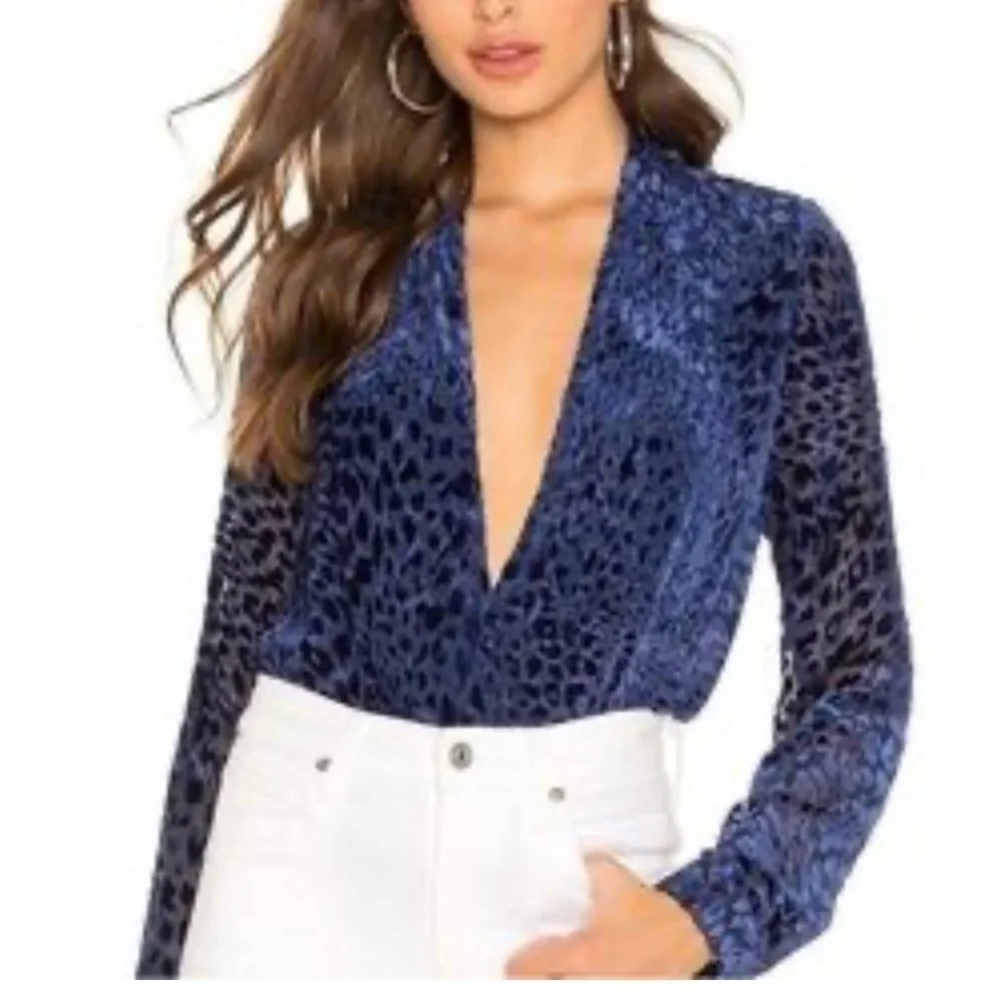 L'Agence Lydia Navy Drape Leopard Velvet Burnout Wrap Blouse Women’s Size XS/T‍‍ - Picture 3 of 7